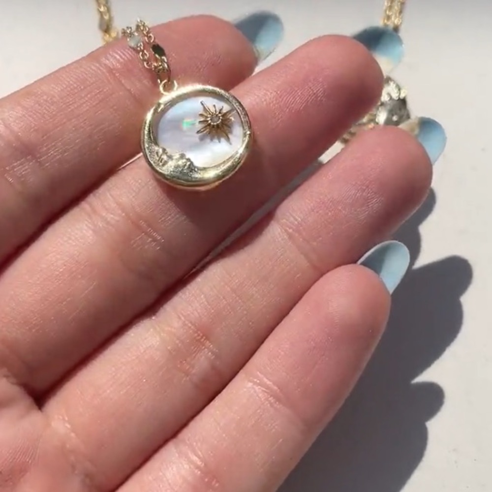 18k Gold Plated 3D Crescent Moon Pendant Necklace. New. - Picture 10 of 15